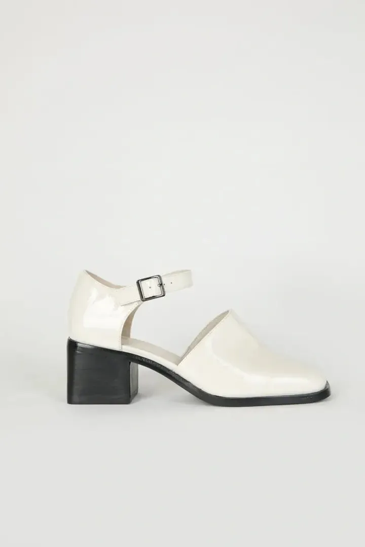 IB MARTY PATENT MARY JANE HEELS IN WHITE